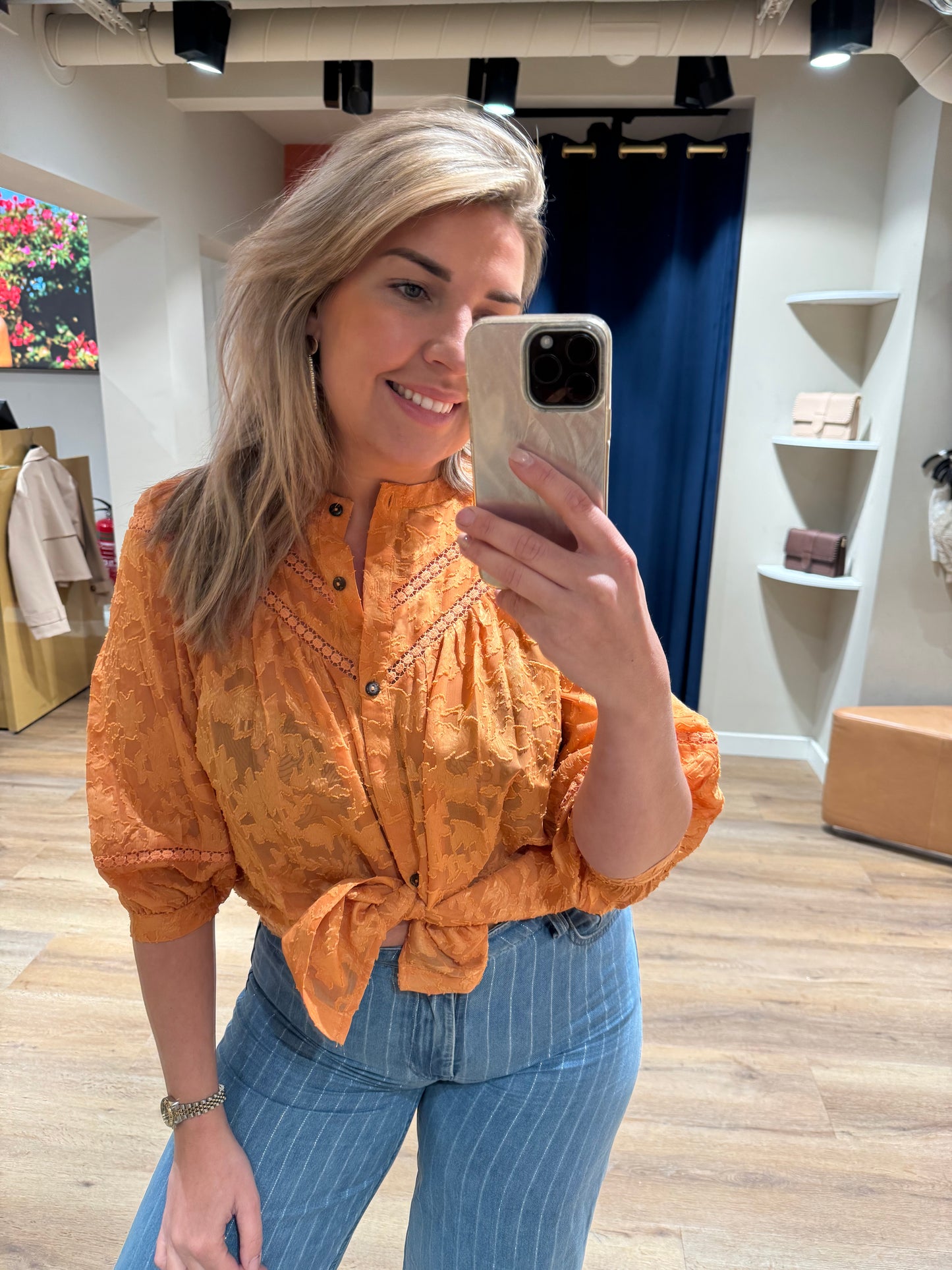 Blouse detail oranje