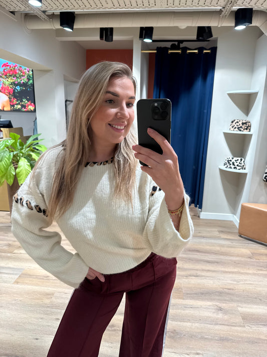 Witte trui panter detail