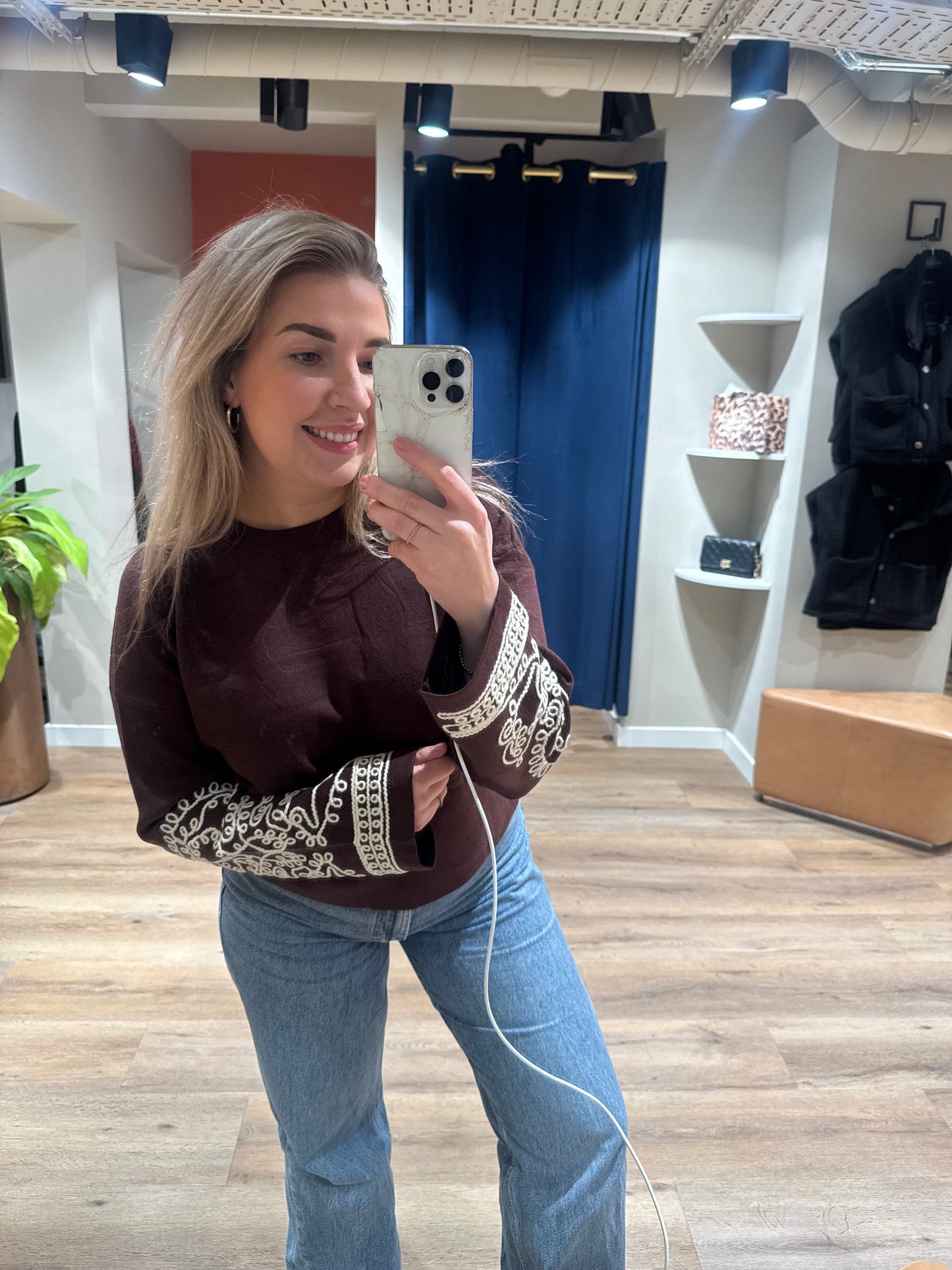 Trui bruin geborduurd