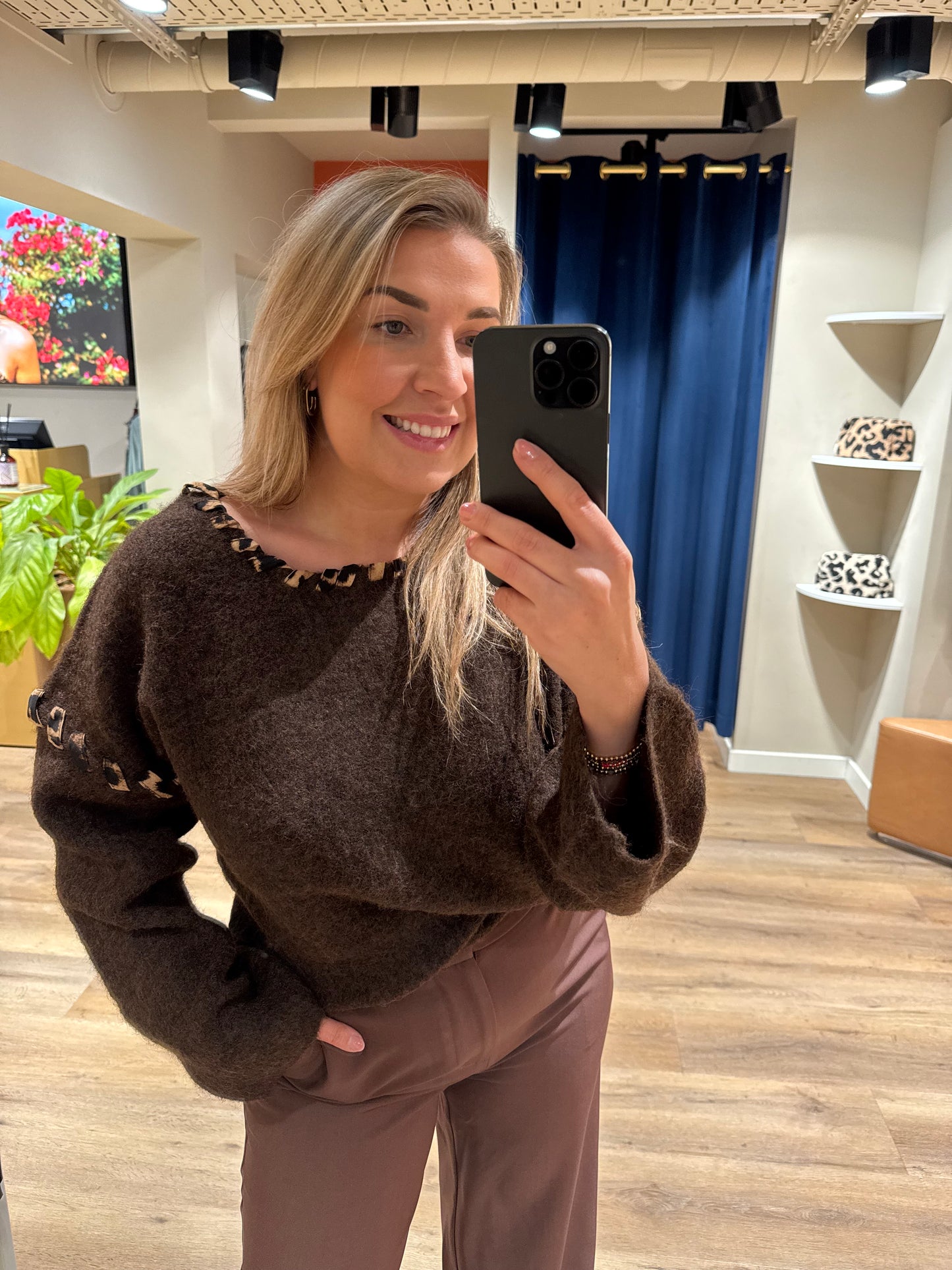 Bruine trui panter detail