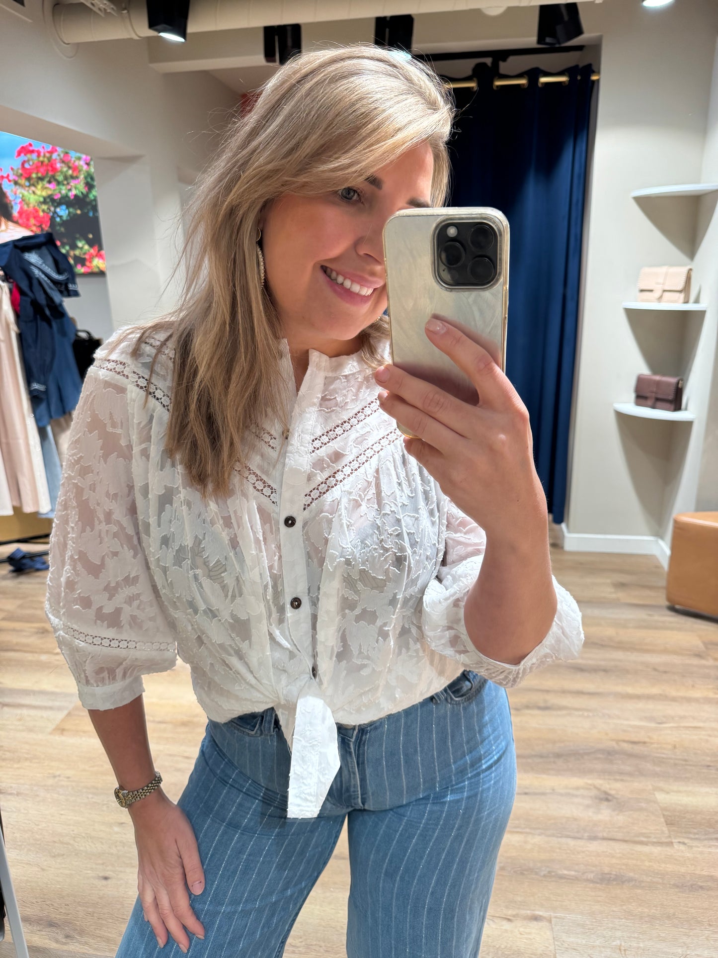 Blouse detail wit