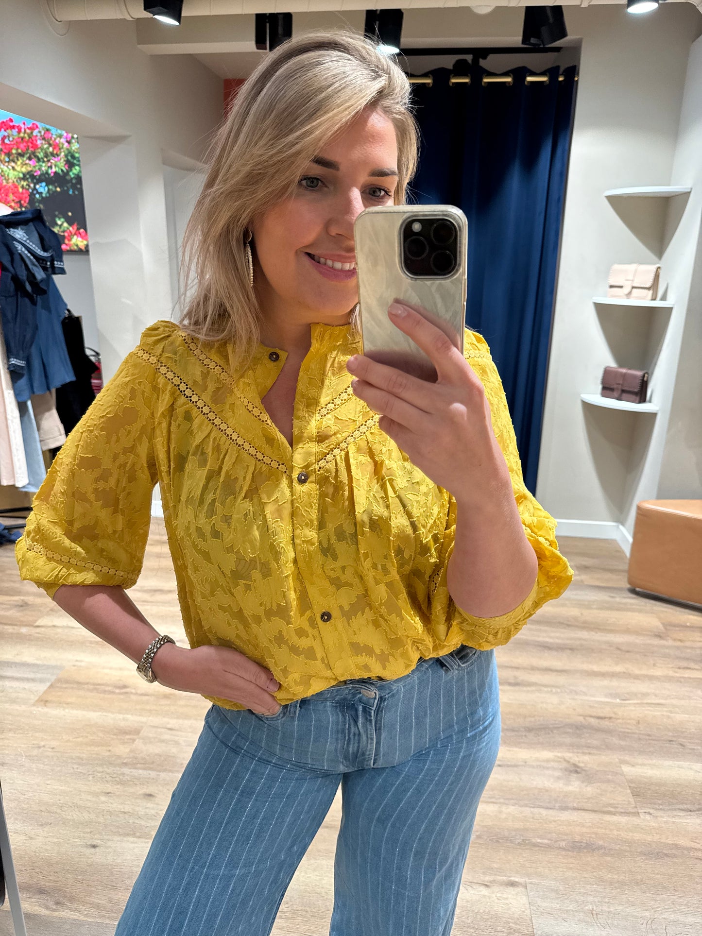 Blouse detail geel