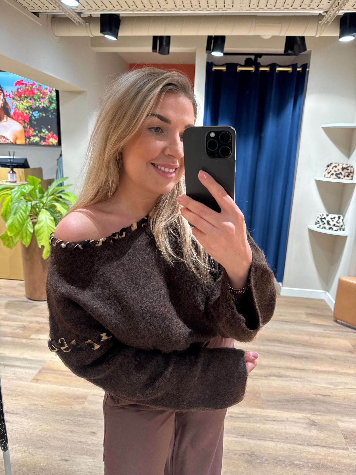 Bruine trui panter detail