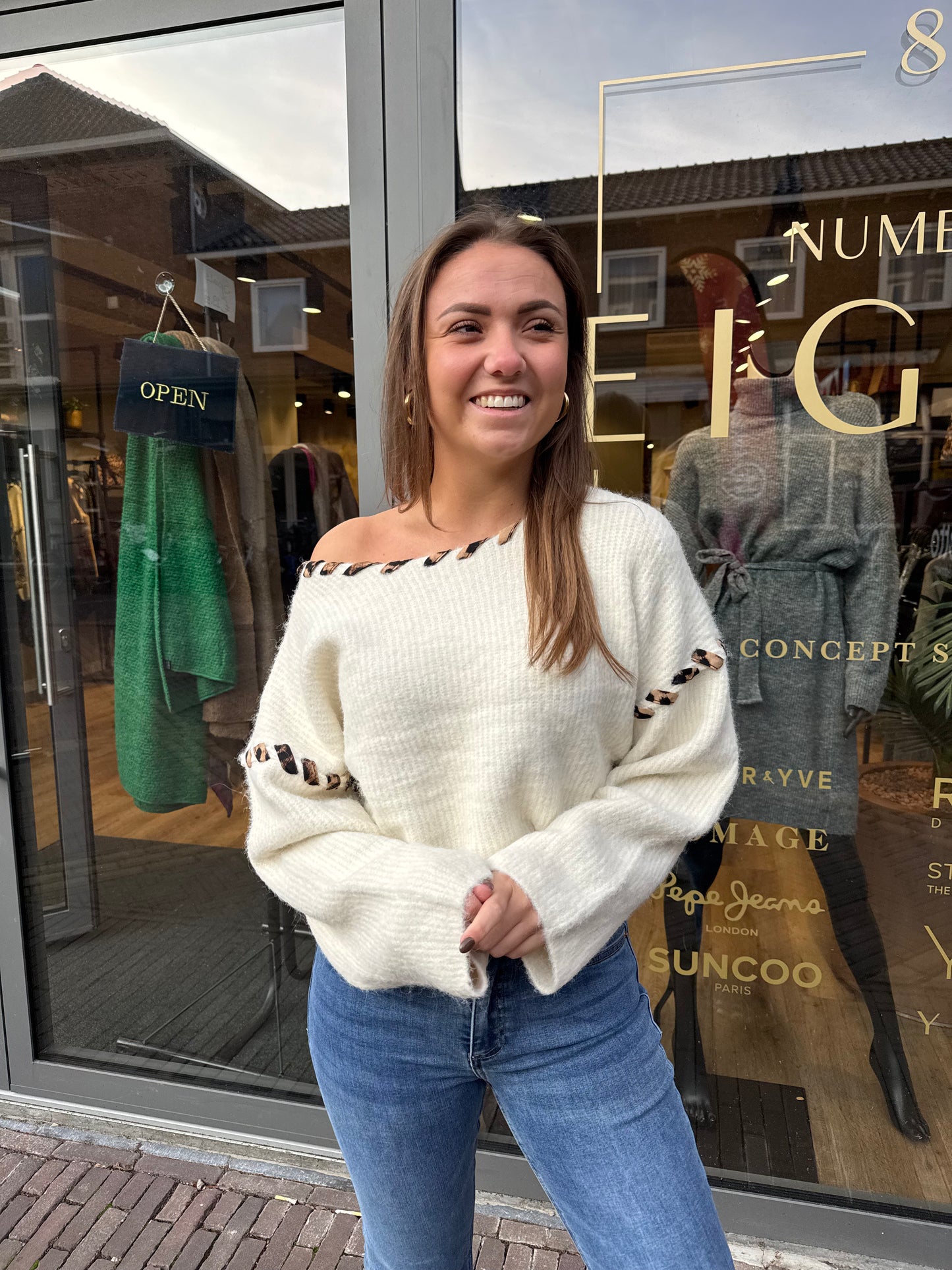 Witte trui panter detail