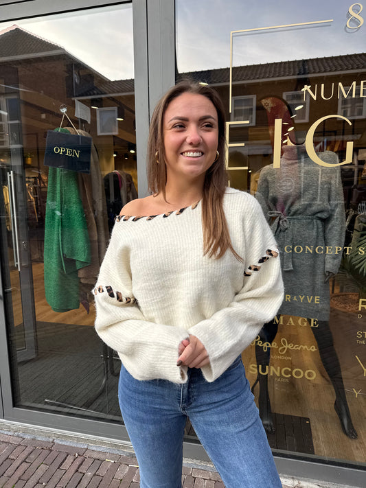 Witte trui panter detail