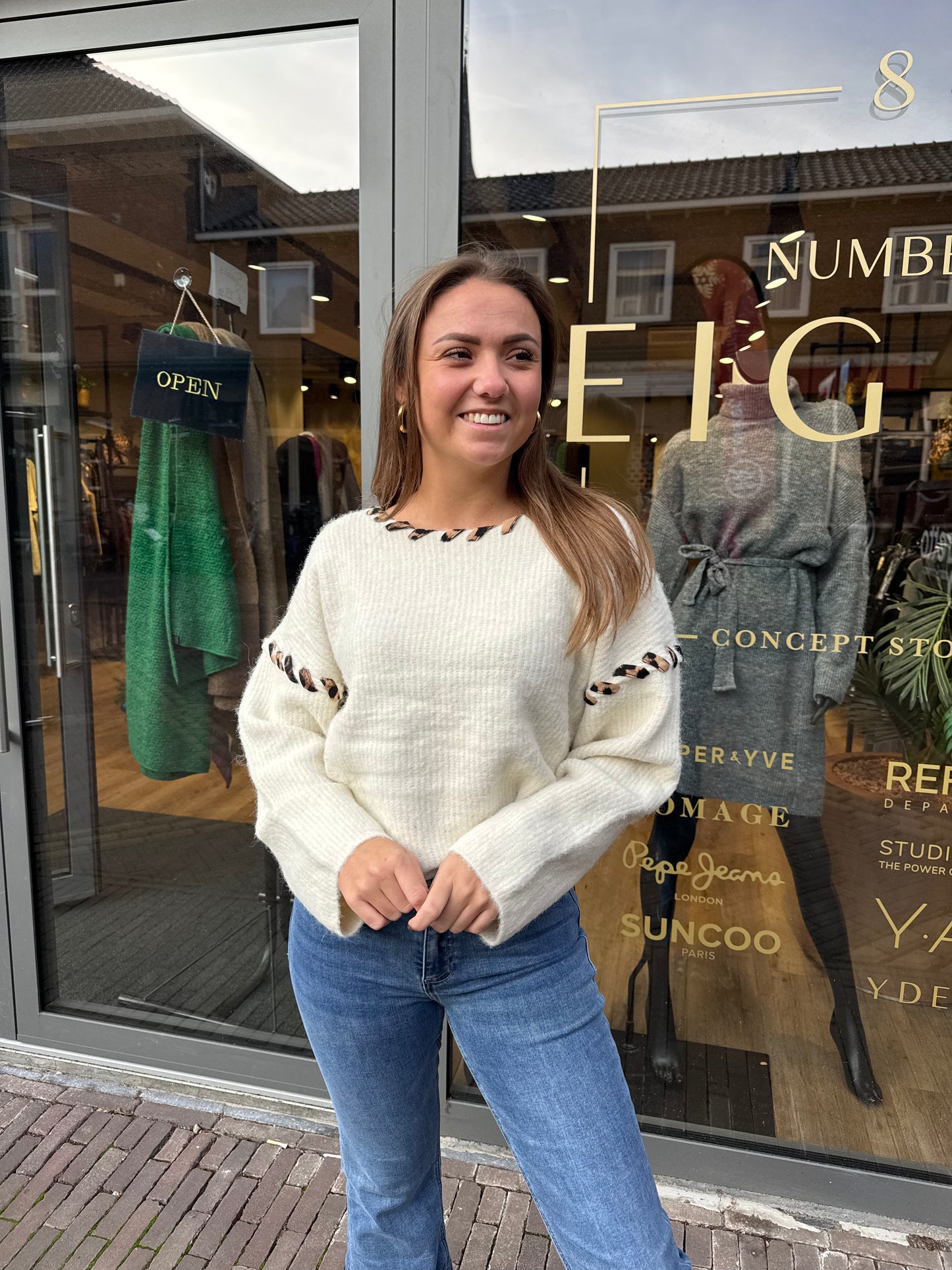 Witte trui panter detail